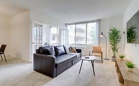 Awesome 1 Bedroom Apt + Den At Crystal City With Gym