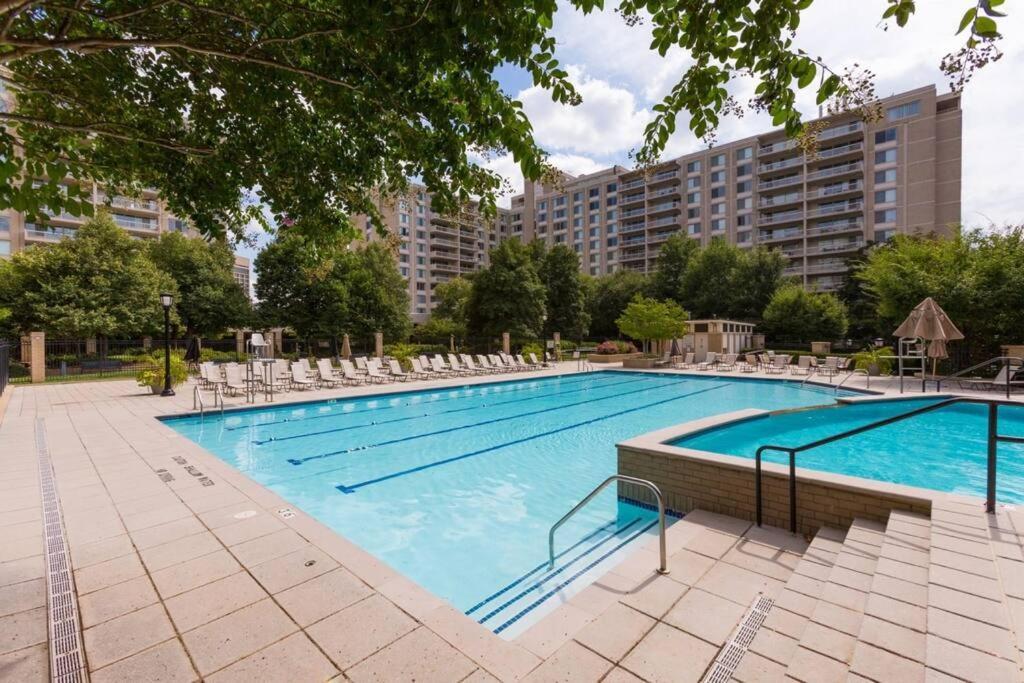 Awesome 1 Bedroom Apt + Den At Crystal City With Gym Arlington Exterior photo